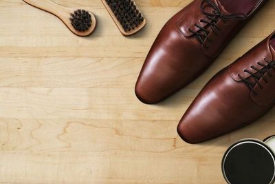 5 Tips Mudah Merawat Sepatu Kulit saat Cuaca Panas, Jangan Keseringan Dicuci!