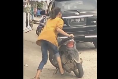 Viral Wanita Kerja Keras Nyalakan Motor dengan Kick Starter tapi Standarnya Kok...