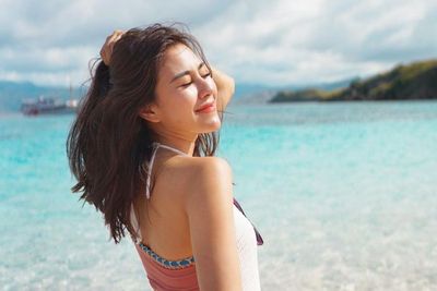 Syahnaz Pamer Foto Healing di Pantai Pesonanya Bikin Pangling 
