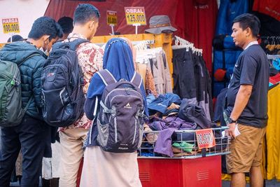 Terlengkap dan Termurah! Tas Sampai Sepatu Outdoor Cuma Rp100 Ribuan, di Sini Tempatnya!