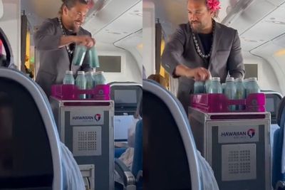 Heboh Jason Momoa Aquaman Mendadak Jadi Pramugara dan Bagikan Minum ke Penumpang Pesawat