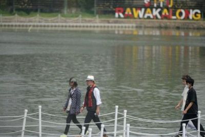 Gaya Bonge dan Ridwan Kamil Fashion Show di Floating Bridge Situ Rawa Kalong Depok, Keren!