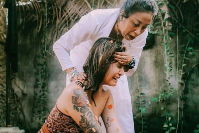 Potret Awkarin Melukat Dililit Kain Songket Etnik Auranya Beda, Lengan Penuh Tato!