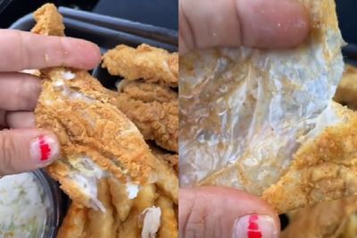Waduh! Bule Cantik Kena Tipu, Beli Kulit Ayam Krispi Malah dapet Kertas Goreng