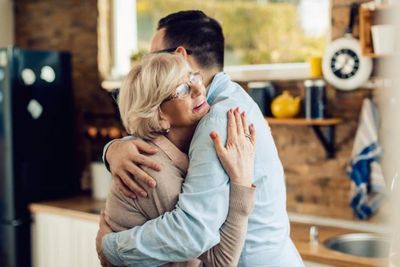 Nyesek! Momen Pertemuan Ibu dan Anak Usai Terpisah 40 Tahun, Hilang Sejak Usia 4 Hari