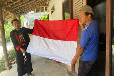 Tumbuhkan Rasa Nasionalisme, Pria Asal Ponorogo Ini Bagikan Bendera Cuma-cuma