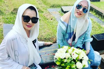 Angelina Sondakh dan Reza Artamevia Akur Ziarah ke Makam Adjie Massaid: Biar Jadi Ibadah