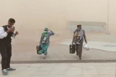 Langit Gelap, Jemaah Haji Indonesia Panik Terpapar Badai Pasir Saat di Bandara, Madinah