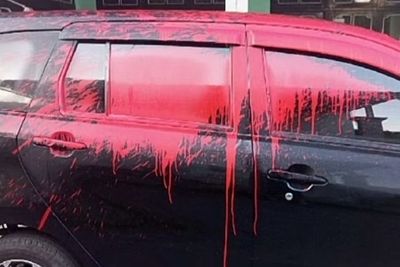 Parkir di Pinggir Jalan, Mobil Pria Ini Disiram Cat oleh Tetangganya, Netizen: Sukurin!