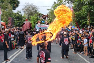 Seribu Banteng Ngamuk di Kota Batu, Bukannya Takut Malah Jadi Tontonan Warga