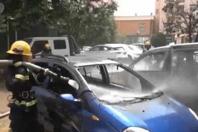 Apes! 2 Mobil Warga China Terbakar Usai Pemilik Ngecas HP di Dalam Mobil