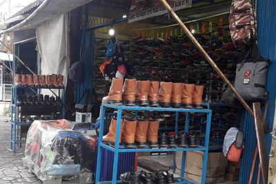 3 Pasar Ini Jual Barang Bekas Branded dari Singapura, Sepatu Nike Cuma Rp200 Ribuan!