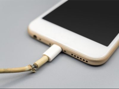 Bahaya Charger HP Semaleman, Bisa Sebabkan Kebakaran!