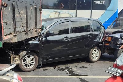 Kecelakaan Beruntun Terjadi di Jombang, Enam Mobil Hancur!