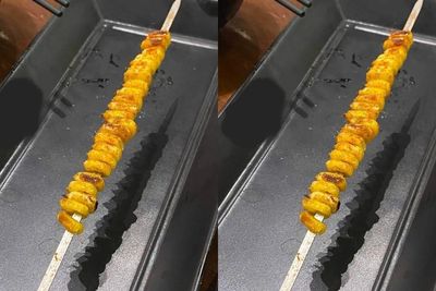 Wkwk, Wanita Ini Diprank saat Beli Jagung Bakar, Bukannya Utuh Eh Malah Ditusuk per Biji