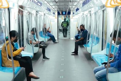 Momen Lucu Pria Ketahuan Galau Putar Lagu Raisa di MRT, Lupa Pasang Bluetooth ke Headphone