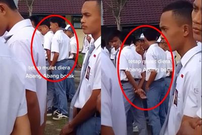 Lagi Baris saat Upacara Dua Siswa Pria Malah Asyik Sandar-sandaran, Tangannya Bahaya Woy!