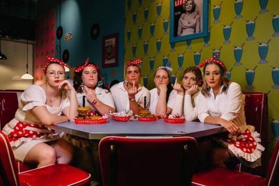 Restoran Unik Karen s Diner Bakal Buka di Indonesia, Udah Siap Dibikin Kesel?