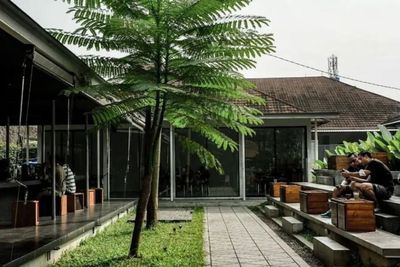 8 Rekomendasi Cafe Outdoor di Jakarta yang Nyaman untuk Kerja dan Nongkrong
