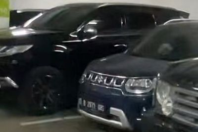 Dikira Hilang di Parkiran, Mobil Seleb TikTok Ini Ternyata Ketutupan Mobil Raksasa