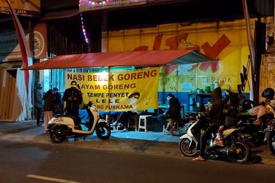 Gokil! Cuma Jualan Nasi Bebek di Emperan Toko, Warung Ini Cuan Rp5 Juta Sehari