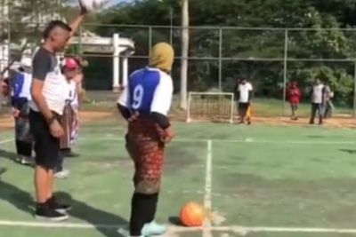 Ibu-ibu Dishub Cetak Gol ala Roberto Carlos, Netizen Ngakak!