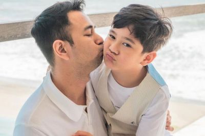 Gemas! Rafathar Pakai Sarung Tangan Mickey Mouse tapi Jangan Kaget Lihat Hoodie-nya