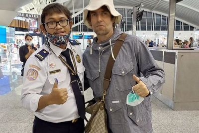 Petugas Bandara Ini Beruntung Bisa Foto Bareng Liam Gallagher yang Lagi Liburan di Bali