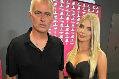 Potret Mourinho Bareng Presenter Cantik Bikin Salfok, Netizen: Tampak Lebih Muda 10 Tahun