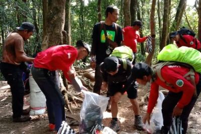 Ganggu Pemandangan, Pendaki di Gunung Gede Diimbau Tak Buang Celana dalam Sembarangan