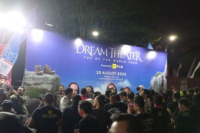 Menggebrak Solo! Dream Theater Hipnotis Ribuan Fansnya 2 Jam Tanpa Jeda!