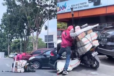 Kasihan, Driver Ojol Jatuh dari Motor Keberatan Bawa Paket, Netizen Salahin Perekamnya