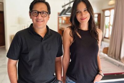 Potret Andre Taulany Bareng Sophia Latjuba Disorot: Kayak Ayah Temani Anak Gadis Jalan