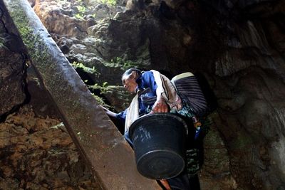 Sedih! Warga Pacitan Terpaksa Turun ke Dasar Gua 25 Meter demi Air Bersih