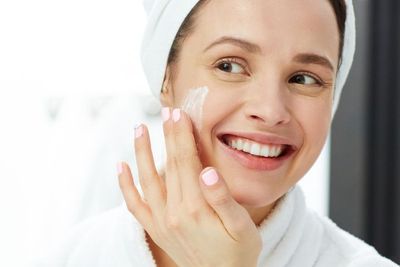 4 Rekomendasi Skincare Ini Bisa Hajar Tuntas Jerawat, Mau Coba?