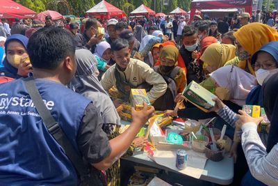 Ratusan Warga Ponorogo Rebutan Makanan Pedagang di Jalanan, Ada Apa?