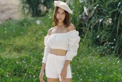 5 Inspirasi Crop Top ala Artis Tanah Air, Gemes Banget Buat Jalan-jalan
