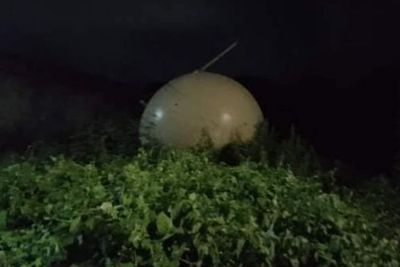 Temuan Bola Logam Misterius Bikin Warga Geger, Diduga Benda Luar Angkasa Jatuh dari Langit