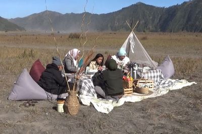 Picnic Breakfast di Padang Savana Bromo, Menunya Super Lengkap dengan Harga Bersahabat