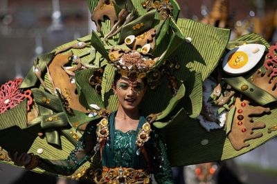 5 Potret Kostum Unik Jember Fashion Week 2022, Ada Baju Pecel Pincuk sampai Sate Padang