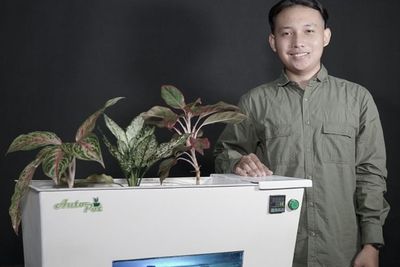 Arek Surabaya Ini Sukses Ciptakan Pot Tanaman Canggih yang Bisa Nyiram Sendiri