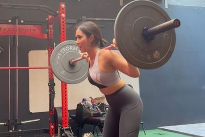 Strong! Gaya Gisel Workout Angkat Barbel Berat, Badan Langsing Banjir Pujian