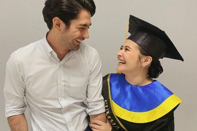 Prilly Latuconsina Semringah Dicium Reza Rahadian di Depan Umum, Balas Peluk Erat