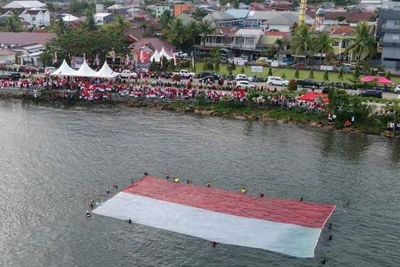 Pertama di Indonesia, Bendera Merah Putih Raksasa Berkibar di Permukaan Laut Mamuju