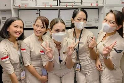 Luna Maya Nyamar Jadi Pramugari Super Air Jet, Wajahnya Tetap Cantik Pose Mangap