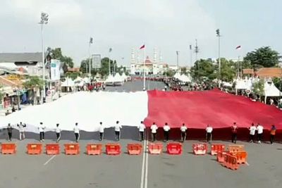 Wow! Bendera Merah Putih Raksasa Membentang di Jalanan Kota Tegal