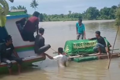 VIRAL! Jenazah Terpaksa Ditandu Lewati Sungai Deras, Fakta Sesungguhnya Bikin Pilu!