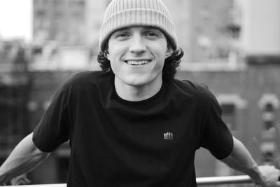 Tom Holland Umumkan Pamit dari Media Sosial karena Kesehatan Mental