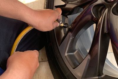 Penting! Ini Delapan Tips Tambal Ban Mobil yang Benar, Dijamin Bengkel Enggak Bisa Menipu