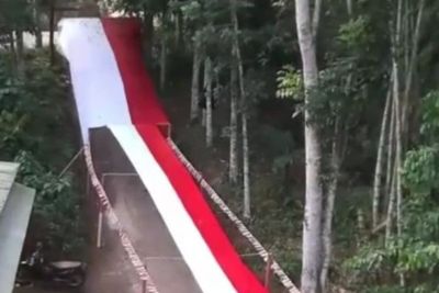 Rayakan 17 Agustus, Pemuda asal Kampung Babakanicak Bikin Bendera Sepanjang 77 Meter!